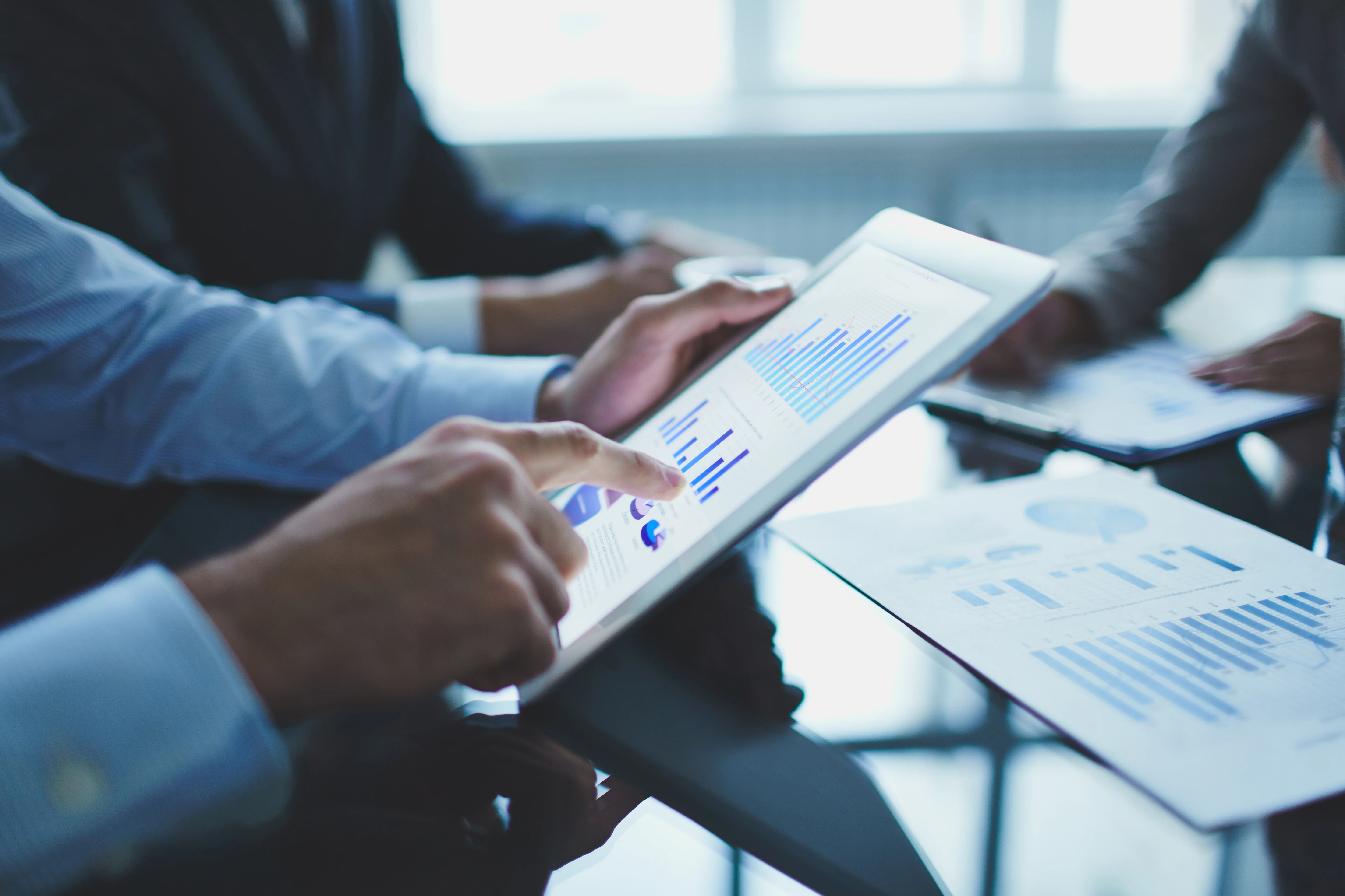 close-up-businessman-with-digital-tablet-DMF3lSkz